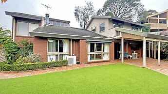 Stylish Retreat at Wheelers Hill 5BRM