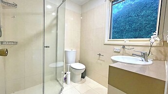 Stylish Retreat at Wheelers Hill 5BRM