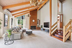 Stylish Retreat at Wheelers Hill 5BRM