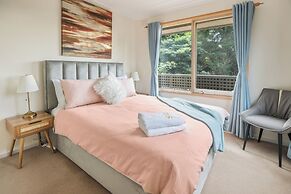 Stylish Retreat at Wheelers Hill 5BRM