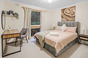 Stylish Retreat at Wheelers Hill 5BRM