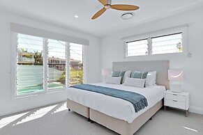 LEO2-Sophisticated Beach Holiday Home