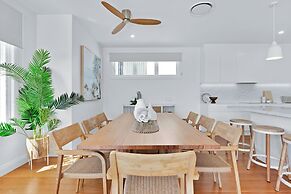 LEO2-Sophisticated Beach Holiday Home