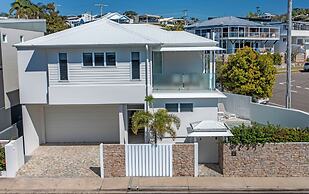 LEO2-Sophisticated Beach Holiday Home