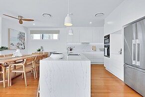 LEO2-Sophisticated Beach Holiday Home