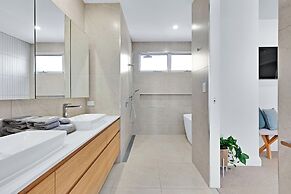 LEO2-Sophisticated Beach Holiday Home