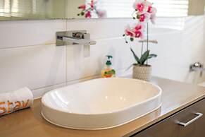 Stylish Luxe House at Point Cook