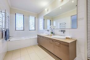 Stylish Luxe House at Point Cook