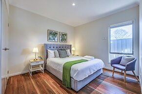 Stylish Luxe House at Point Cook