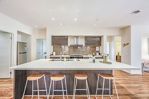 Stylish Luxe House at Point Cook