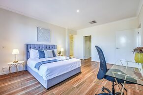 Stylish Luxe House at Point Cook