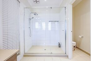 Stylish Luxe House at Point Cook