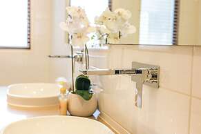 Stylish Luxe House at Point Cook