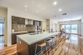 Stylish Luxe House at Point Cook