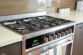 Stylish Luxe House at Point Cook