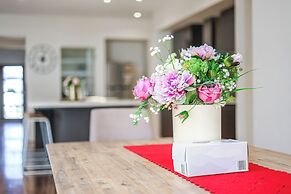 Stylish Luxe House at Point Cook