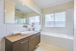 Stylish Luxe House at Point Cook