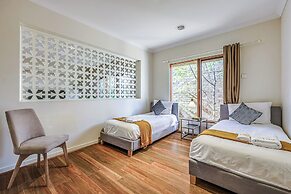 Stylish Luxe House at Point Cook