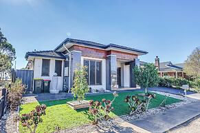 Stylish Luxe House at Point Cook