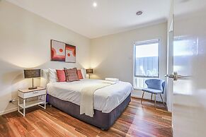 Stylish Luxe House at Point Cook