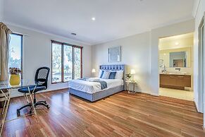 Stylish Luxe House at Point Cook