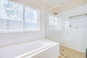 Stylish Luxe House at Point Cook