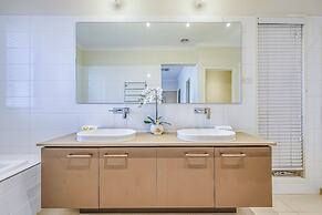 Stylish Luxe House at Point Cook