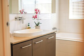 Stylish Luxe House at Point Cook