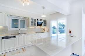 Villa w Pool Garden Patio 1 min to Beach in Bodrum