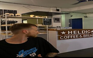 Blue Door Hotel Morjim