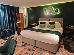 Pinnacle Suites
