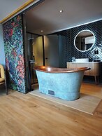 Pinnacle Suites