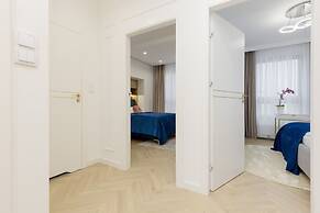 Służewiec Apartment by Renters