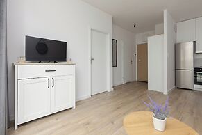 Służewiec Apartment by Renters