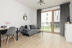 Służewiec Apartment by Renters