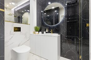 Służewiec Apartment by Renters