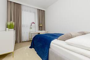 Służewiec Apartment by Renters