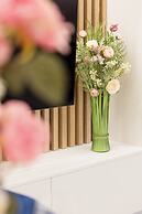 Służewiec Apartment by Renters