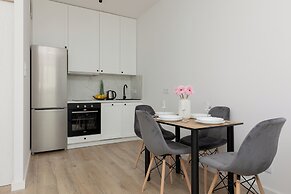 Służewiec Apartment by Renters