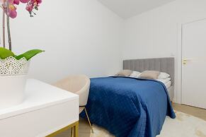 Służewiec Apartment by Renters