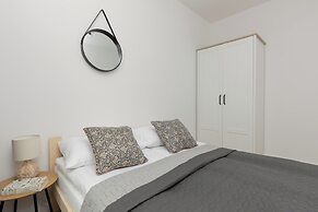 Służewiec Apartment by Renters