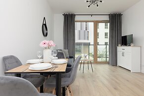 Służewiec Apartment by Renters