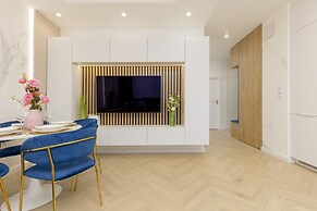 Służewiec Apartment by Renters