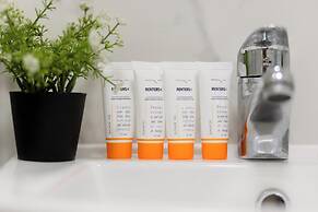 Służewiec Apartment by Renters