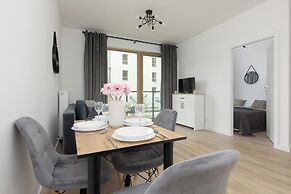 Służewiec Apartment by Renters