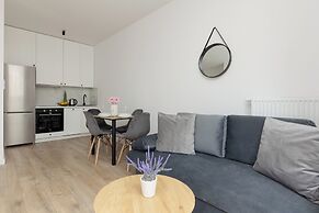 Służewiec Apartment by Renters