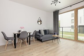Służewiec Apartment by Renters
