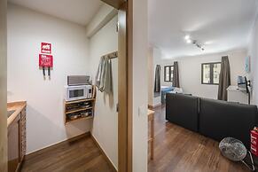 Apartamentos na Praça by An Island Apart