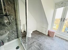 Quartz Apartment in Cambridge