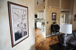 Backyard Oasis Close to Town Fast Wi-fi Quiet